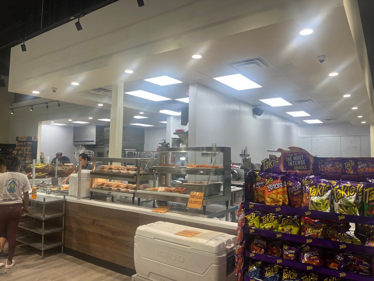 Bakery and tortilla section with "Tortillas Calientes" sign at Los Portales